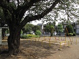 関越自動車道・川越的場バス停 バス停前の公園